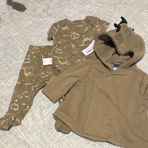 NWT Old Navy Olive Dinosaur Baby Outfit Set, 0-3 mo